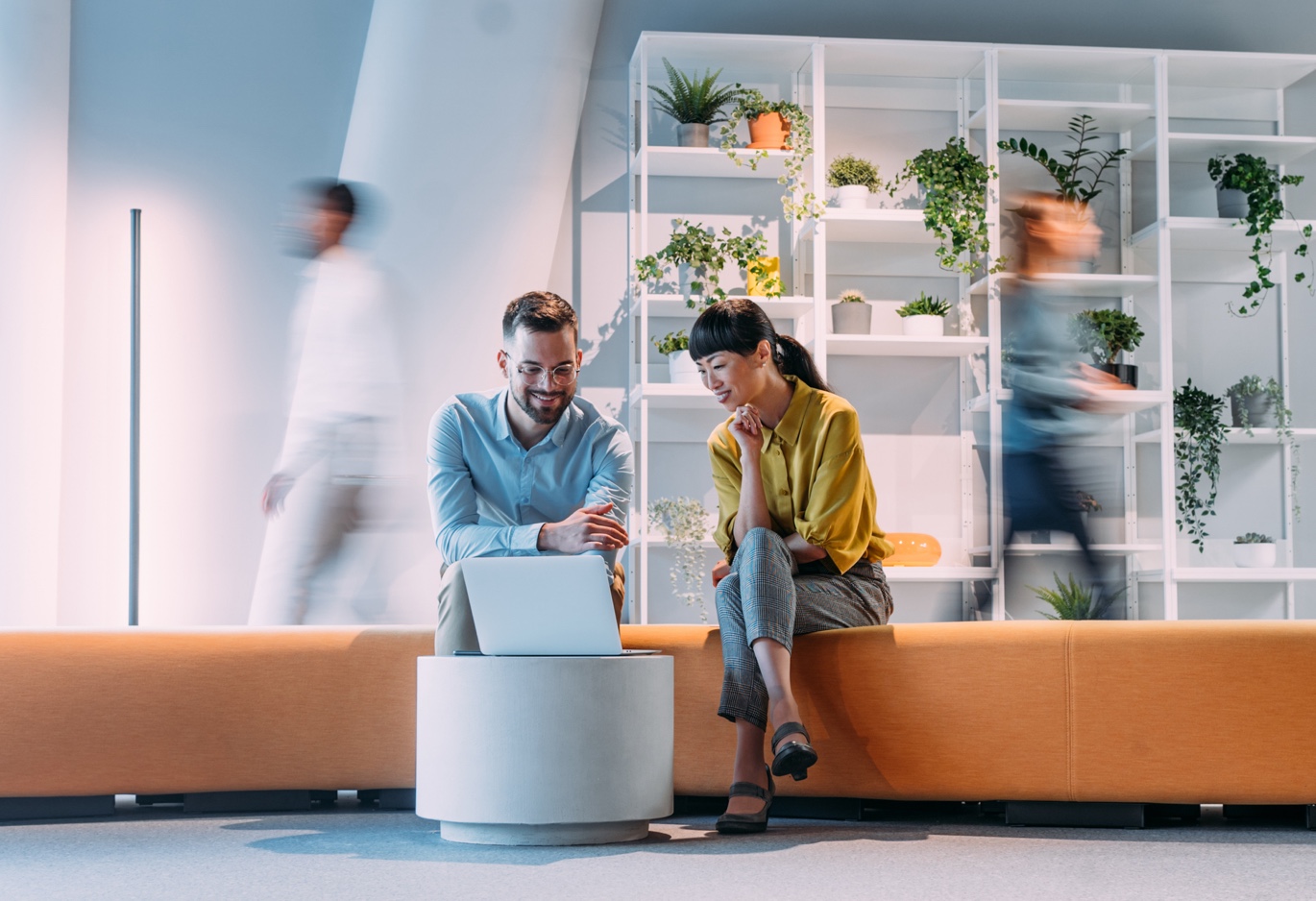 People_collaborating_in_modern_office